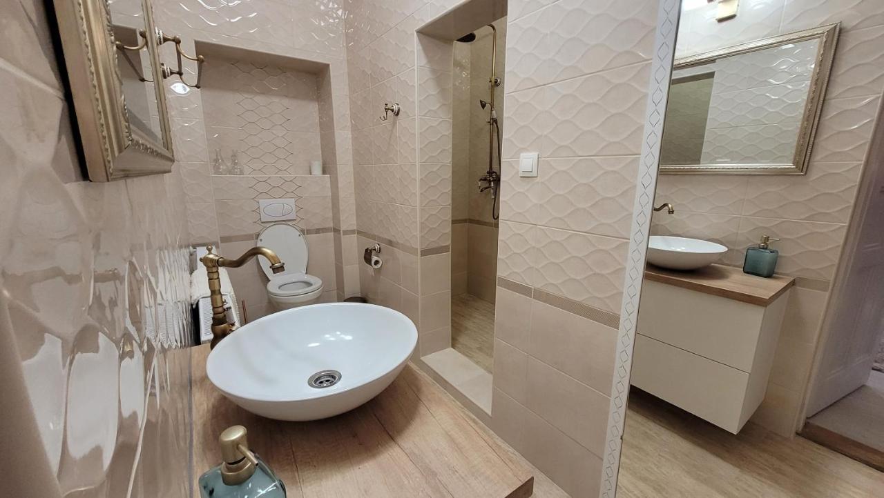 Glamour Apartman Дьюла Екстер'єр фото