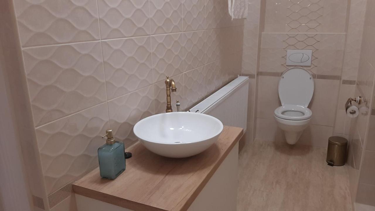 Glamour Apartman Дьюла Екстер'єр фото
