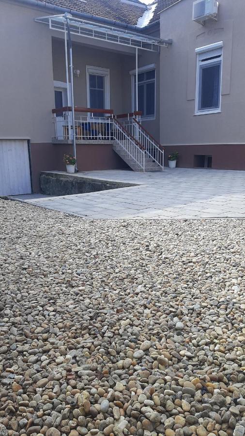 Glamour Apartman Дьюла Екстер'єр фото